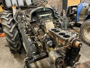 Service - Full engine rebuild of a FE35 tractor
